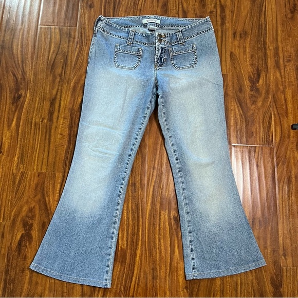 Abercrombie & Fitch Low Rise Cropped Flare Jeans size 8 - Picture 1 of 9